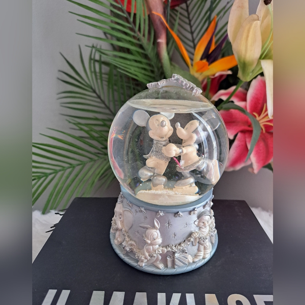 Special Edition Mickey And Minnie Skating Silver Snow Globe Disney Store